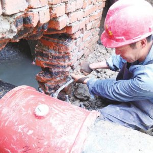 安徽阜陽：不畏烈日，他們走遍大街小巷