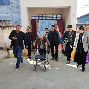 界首市工商聯(lián)攜商品商會(huì)開展重陽(yáng)節(jié)敬老慰問(wèn)活動(dòng)
